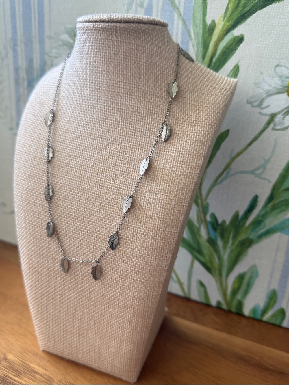 Vintage silver-tone Avon leaf station / dangle chain necklace